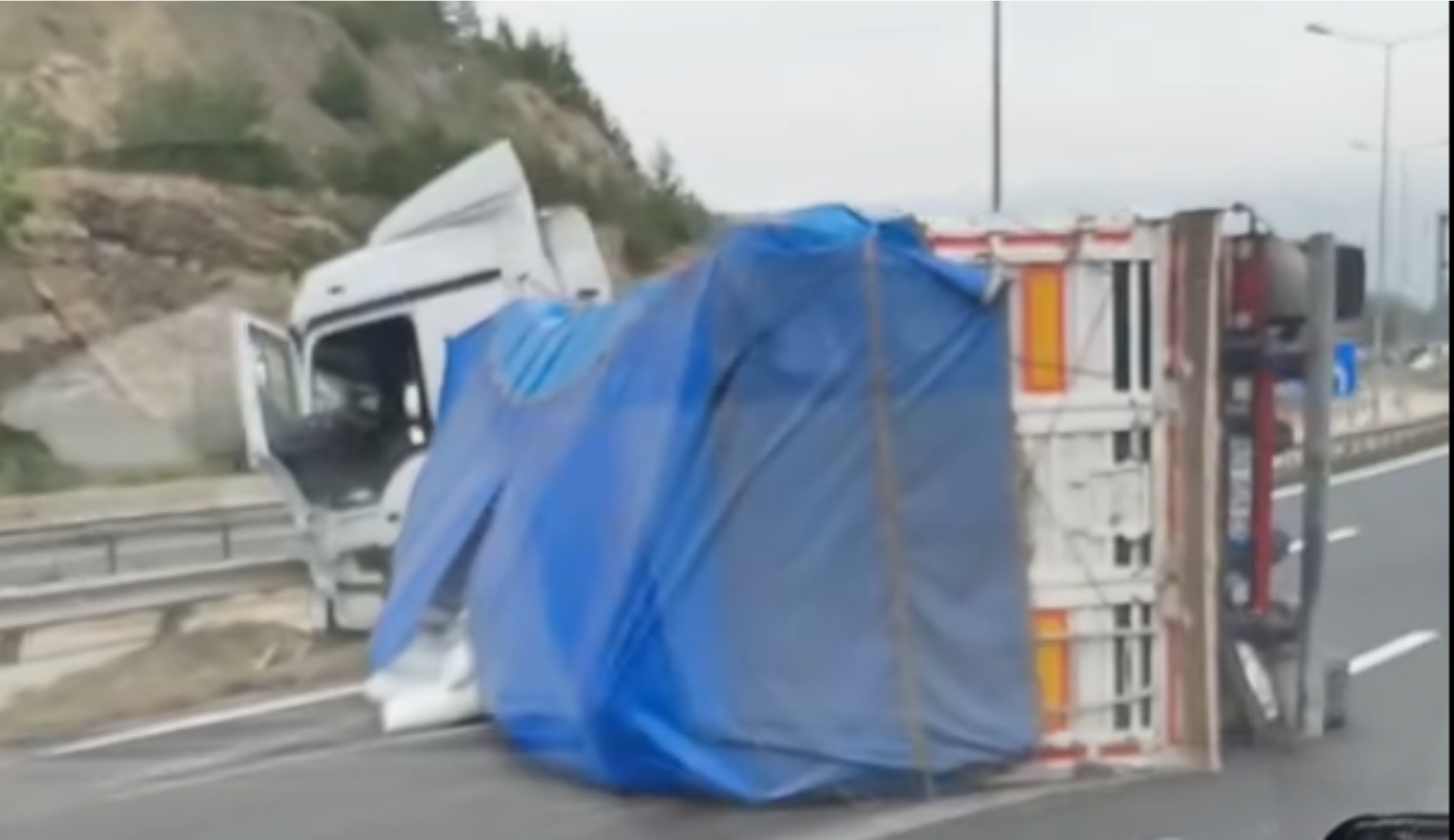 kontrolden-cikan-tir-devrildi.jpg