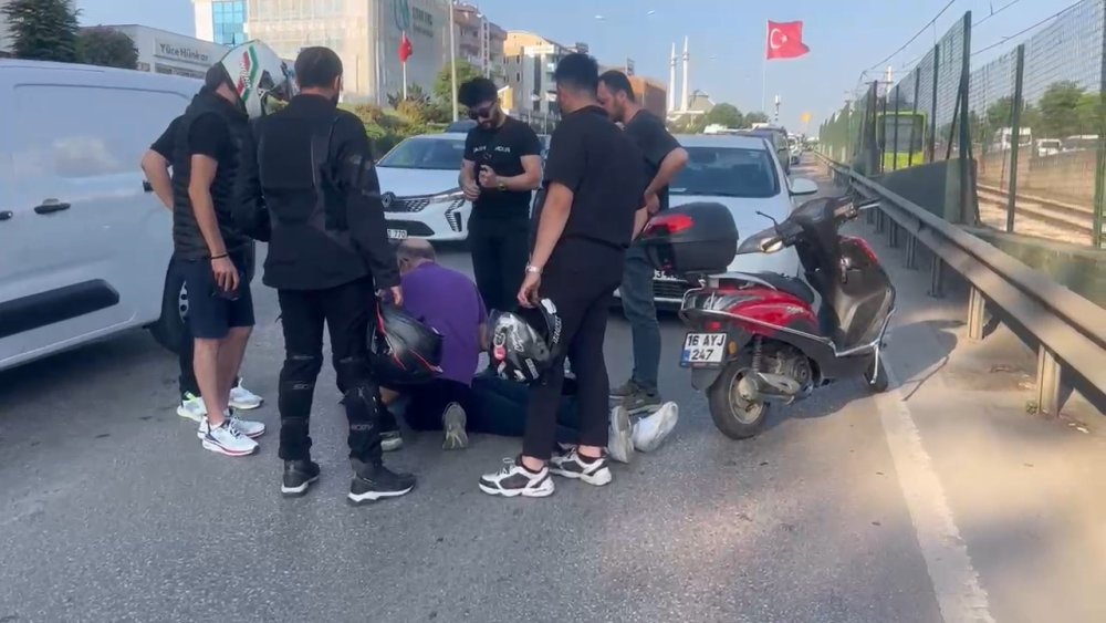 Trafik Durunca, Aradan İlerleyen Motosikletler Birbirine Girdi
