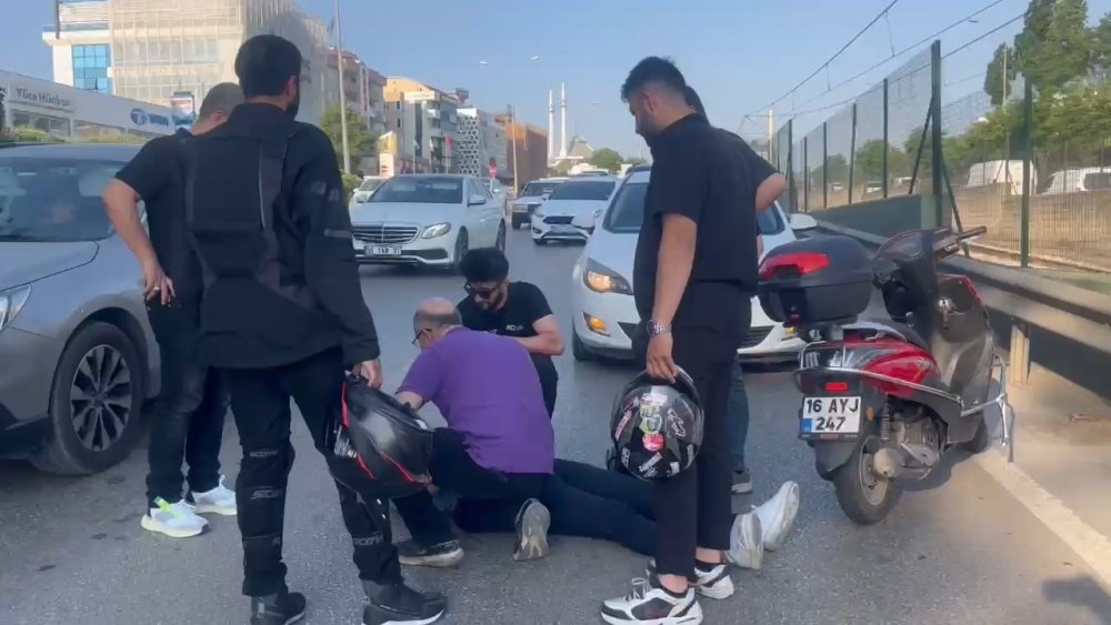 Trafik Durunca, Aradan İlerleyen Motosikletler Birbirine Girdi