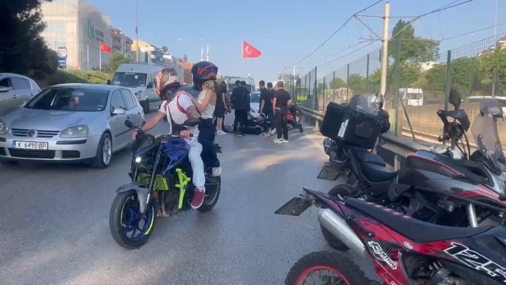 Trafik Durunca, Aradan İlerleyen Motosikletler Birbirine Girdi
