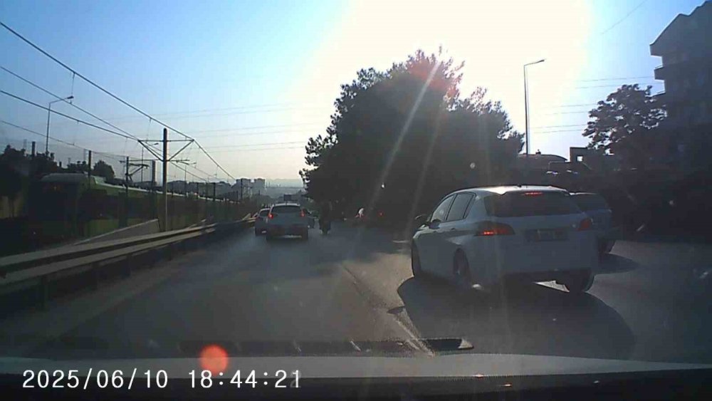 Trafik Durunca, Aradan İlerleyen Motosikletler Birbirine Girdi