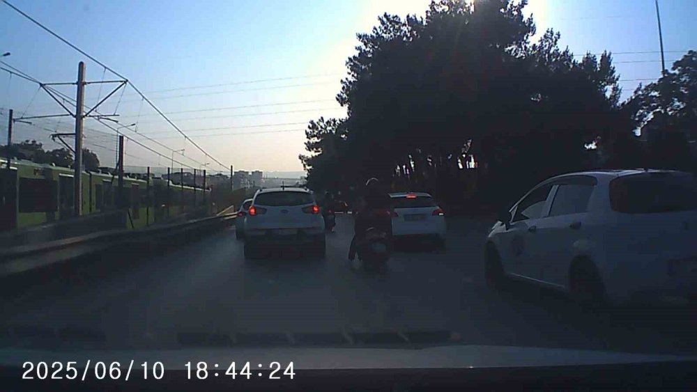 Trafik Durunca, Aradan İlerleyen Motosikletler Birbirine Girdi