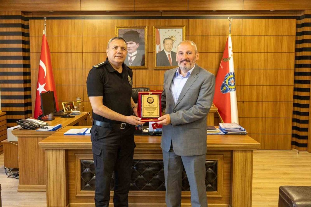 Emekliye Ayrılan Polis Memuruna Plaket Verildi