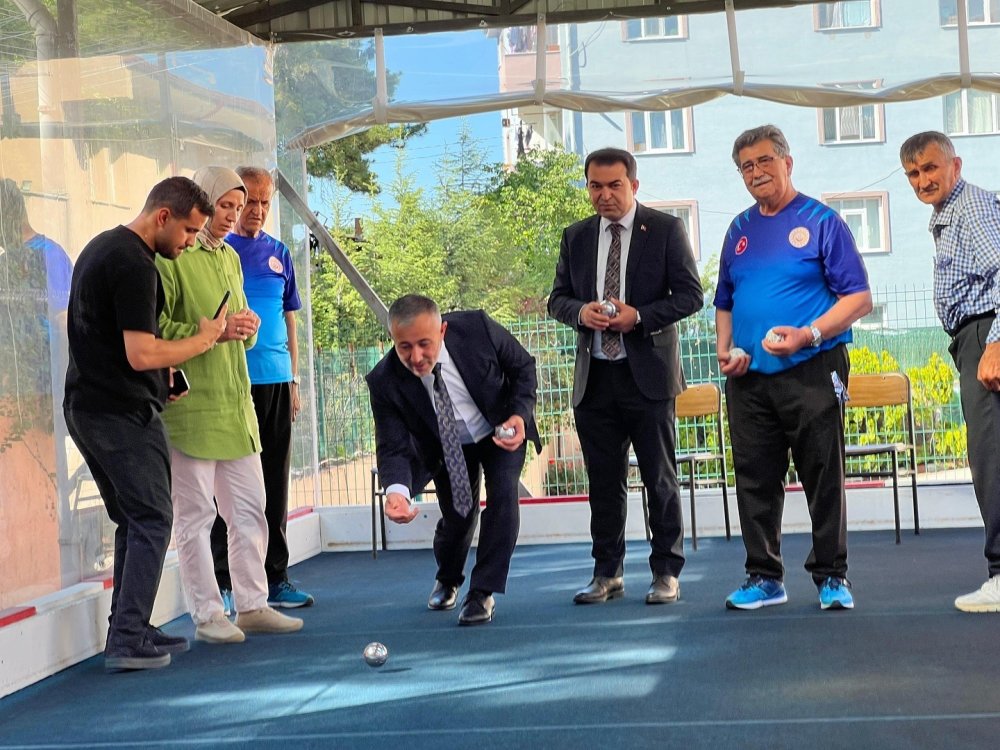 İl Başkanı Yıldırım, yaşlılarla bocce oynadı