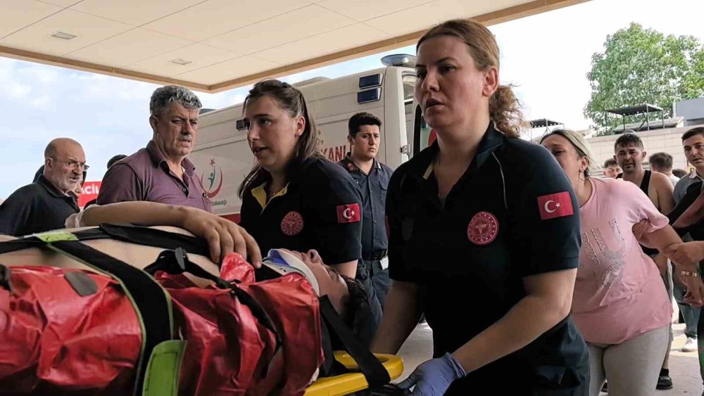 Otomobile Çarpan Motosikletliler Ağır Yaralandı
