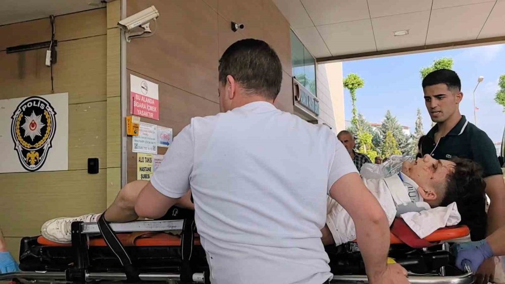 Otomobile Çarpan Motosikletliler Ağır Yaralandı