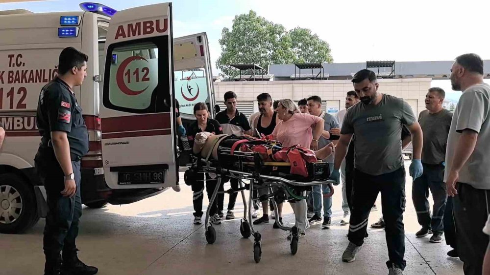 Otomobile Çarpan Motosikletliler Ağır Yaralandı