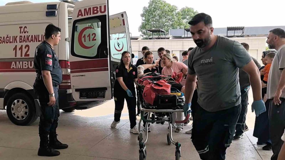 Otomobile Çarpan Motosikletliler Ağır Yaralandı