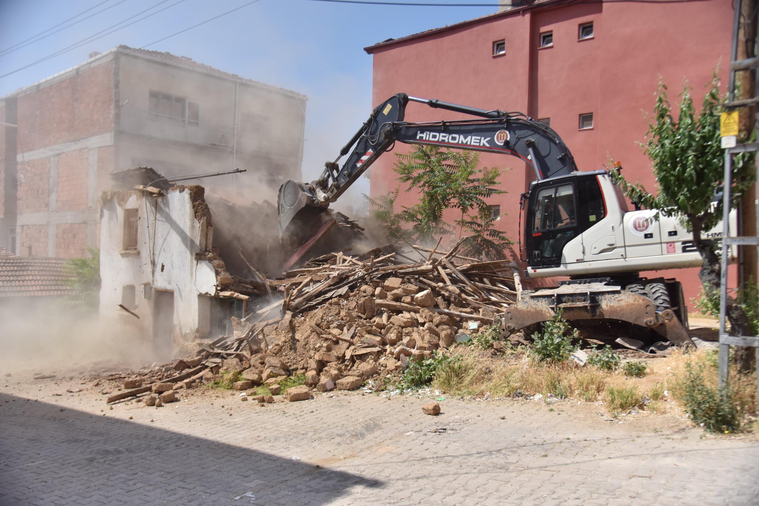 tehlike-arz-eden-metruk-binalar-yikiliyor.jpg