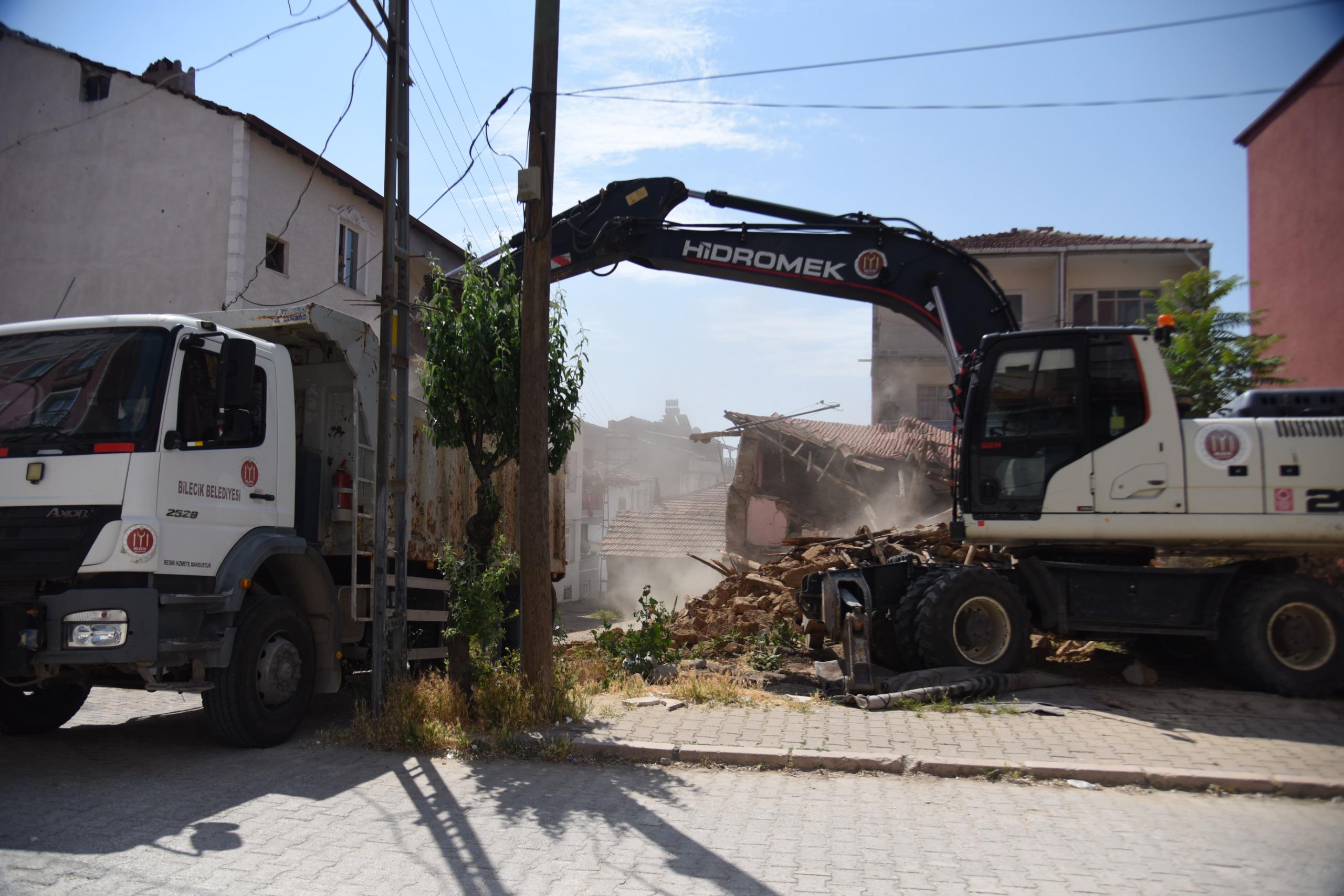 tehlike-arz-eden-metruk-binalar-yikiliyor1.jpg