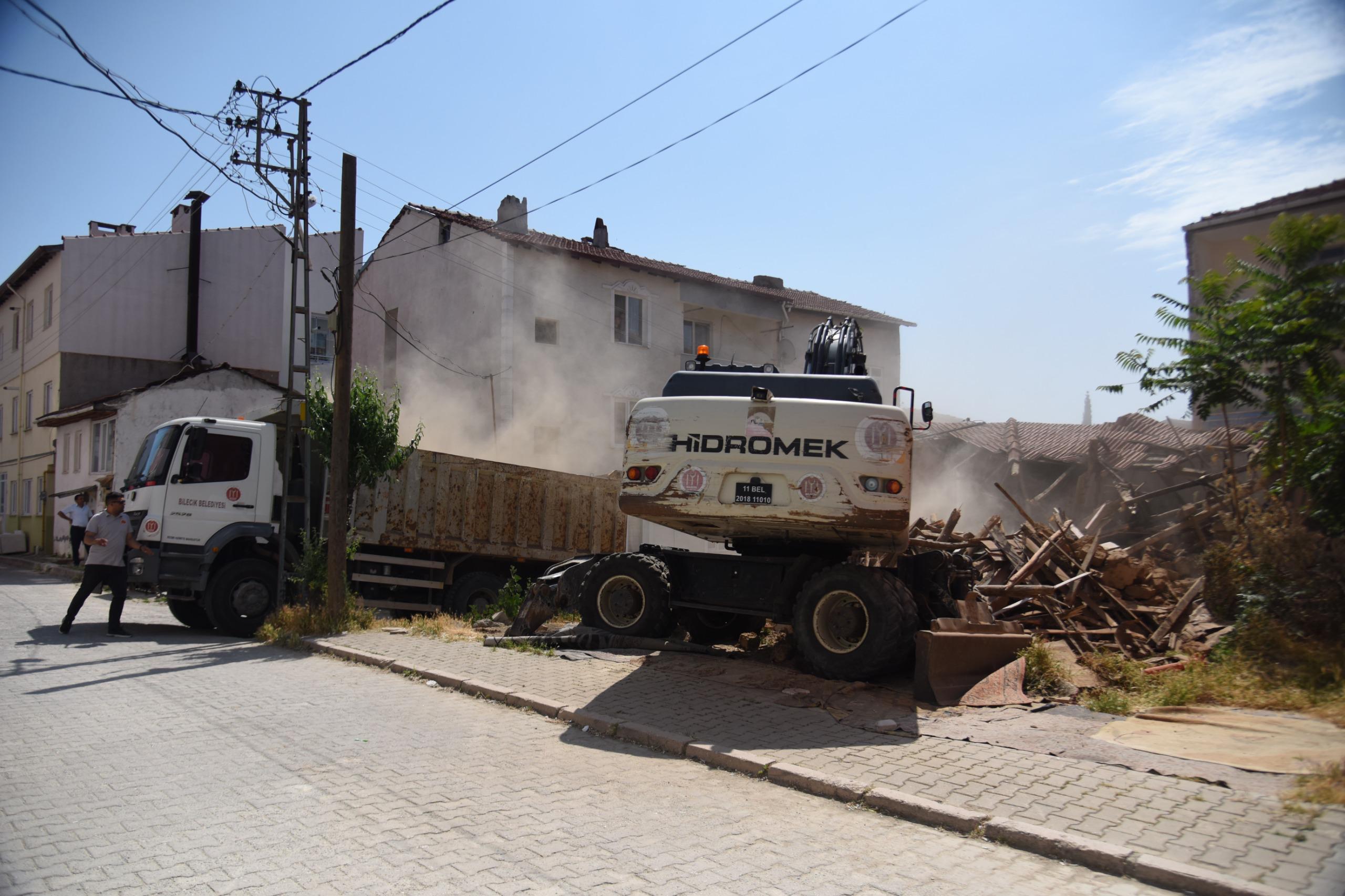 tehlike-arz-eden-metruk-binalar-yikiliyor2.jpg