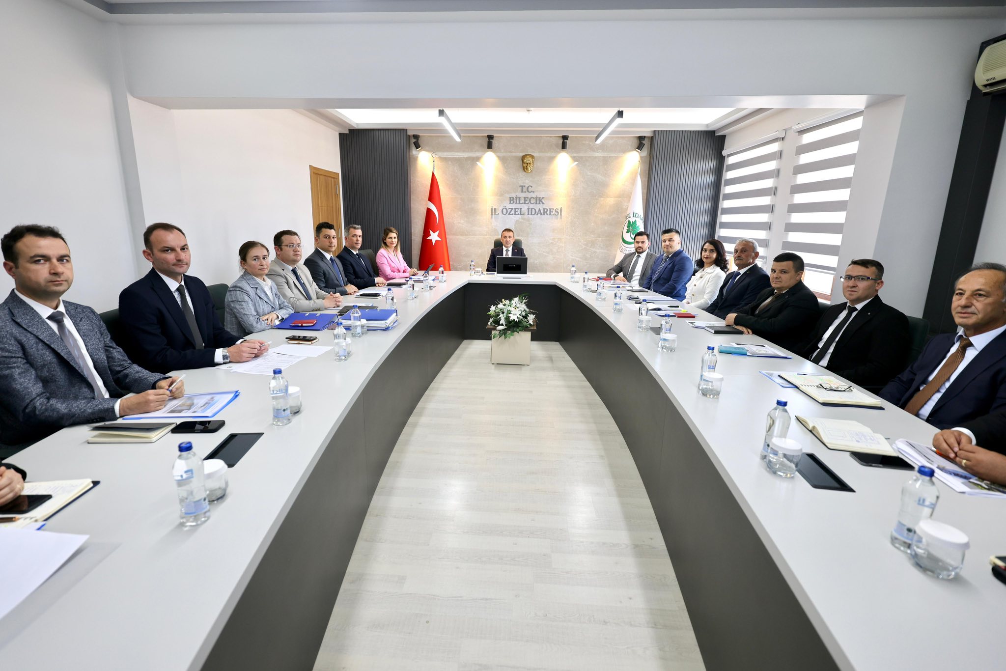 vali-faik-oktay-sozer-il-ozel-idaresinde-brifing-aldi.jpg