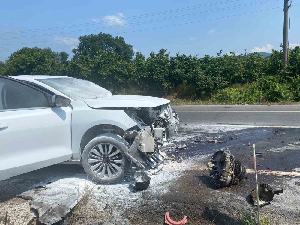 Kontrolden Çıkan Otomobil Refüje Çarpınca Alev Aldı: 2 Yaralı