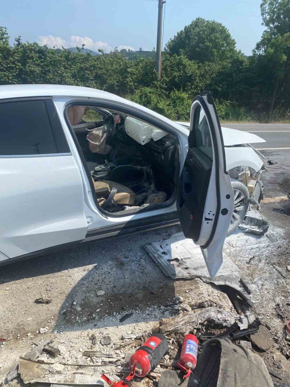 Kontrolden Çıkan Otomobil Refüje Çarpınca Alev Aldı: 2 Yaralı