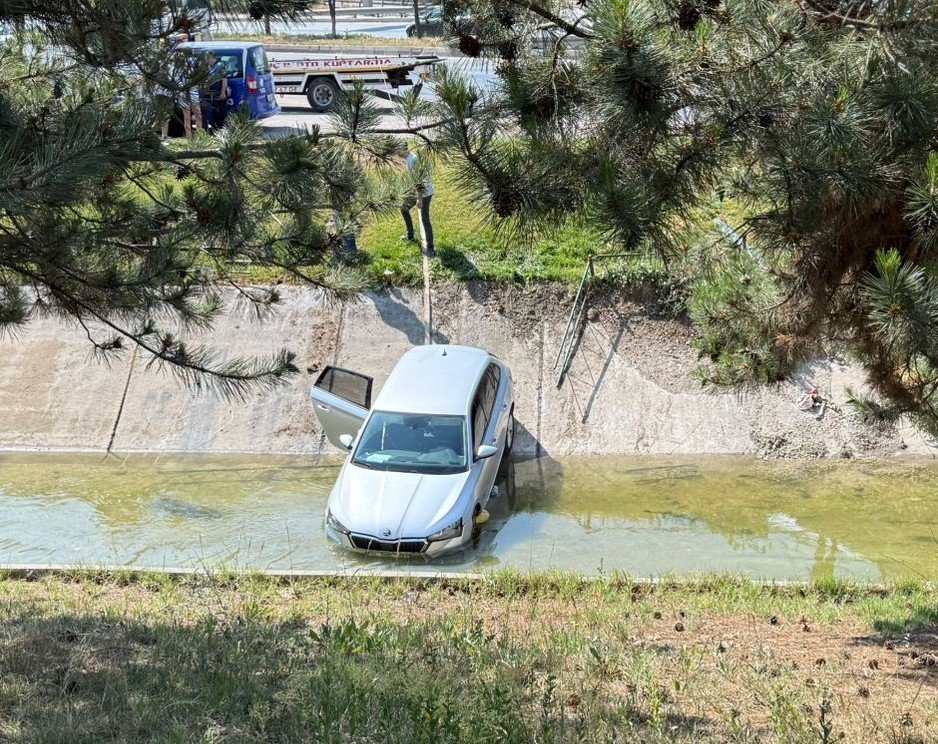Otomobil Sulama Kanalına Uçtu