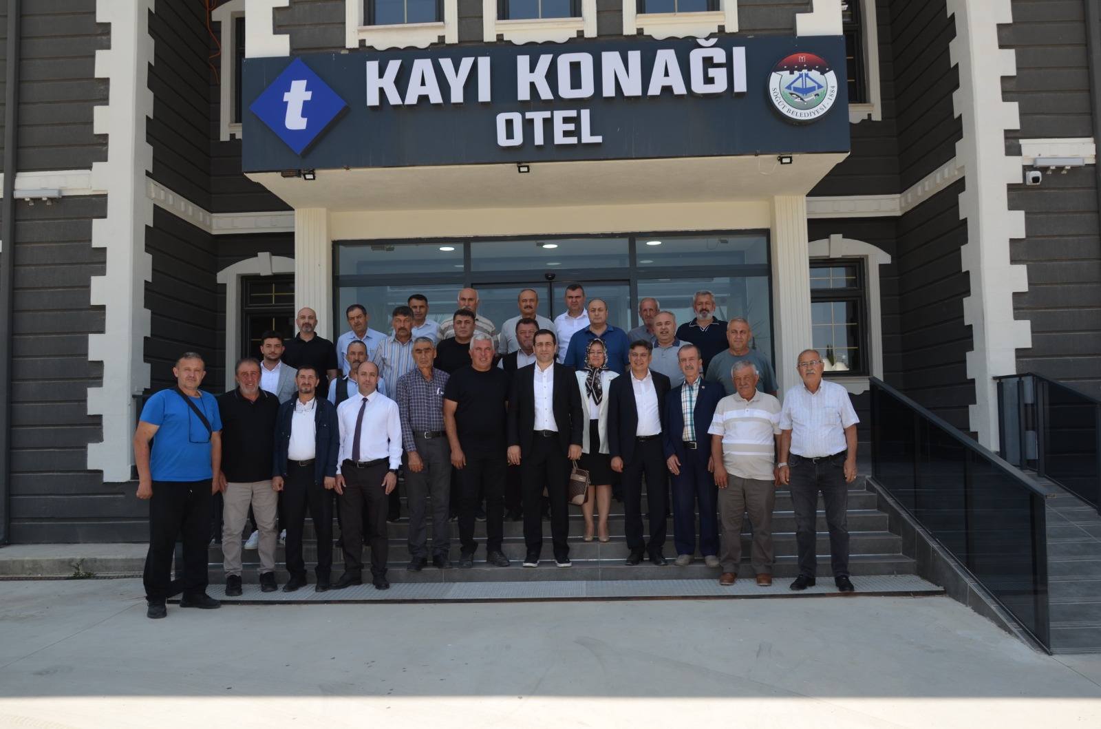 sogut-muhtarlarindan-kaymakam-tuncere-veda-yemegi3.jpg