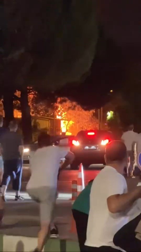 Yükselen Alevler, Serinlemek İçin Gelenlerin Tadını Kaçırdı