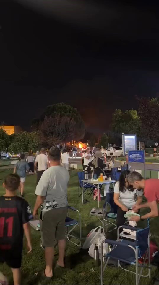 Yükselen Alevler, Serinlemek İçin Gelenlerin Tadını Kaçırdı