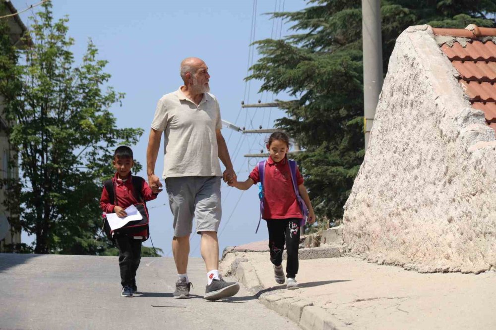 İki çocuğuna hem analık hem babalık yapıp, annesine bakıyor