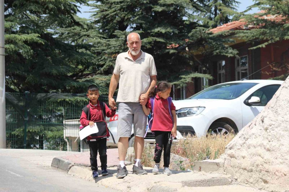 İki çocuğuna hem analık hem babalık yapıp, annesine bakıyor