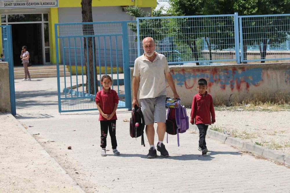 İki çocuğuna hem analık hem babalık yapıp, annesine bakıyor