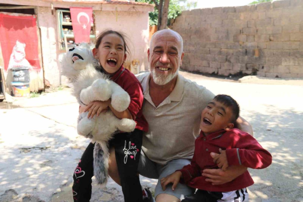 İki çocuğuna hem analık hem babalık yapıp, annesine bakıyor