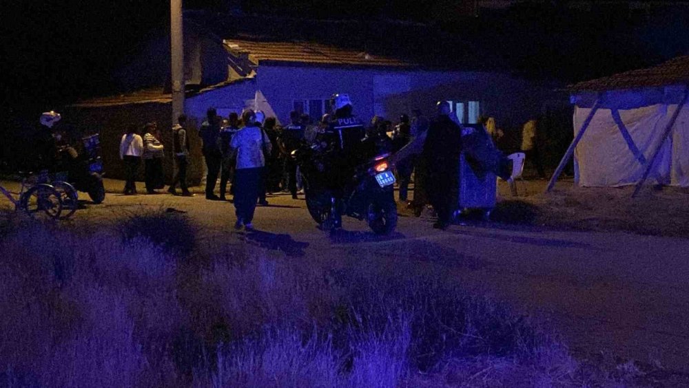 Kalabalık Grup Arasında Çıkan Kavga Paniğe Neden Oldu