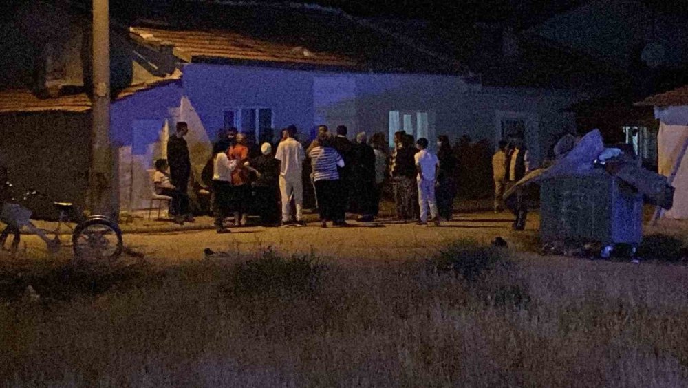 Kalabalık Grup Arasında Çıkan Kavga Paniğe Neden Oldu