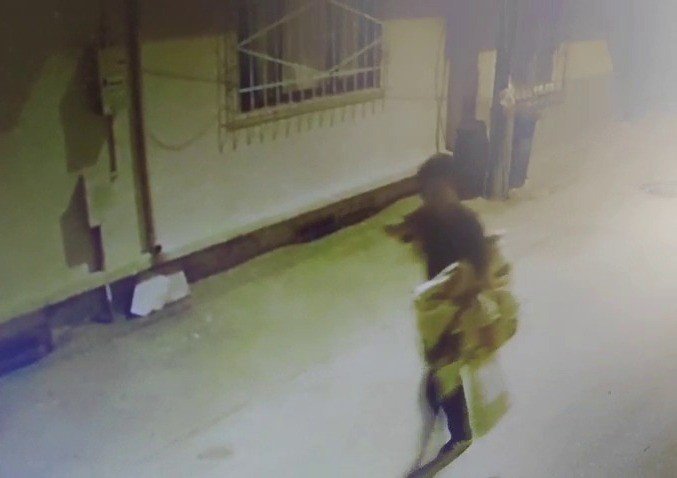 Kucakladığı Televizyonu Çaldı