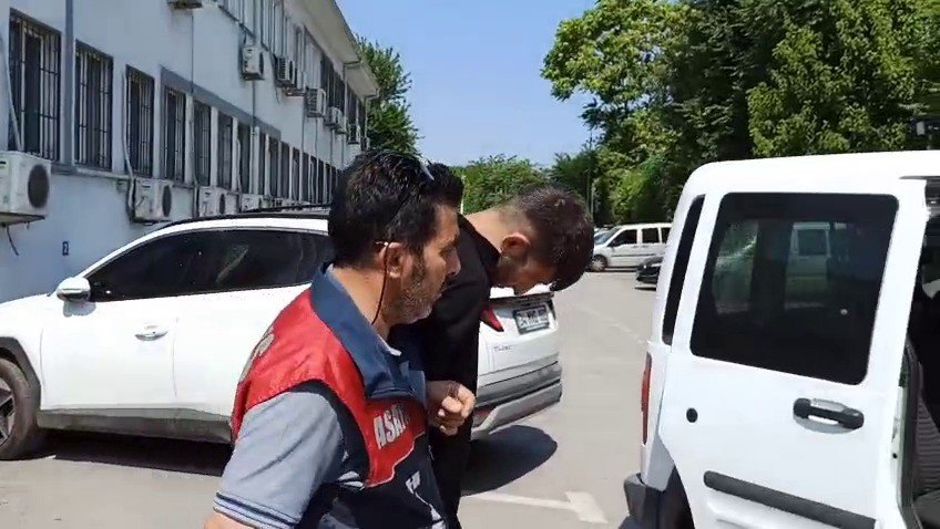 Kucakladığı Televizyonu Çaldı