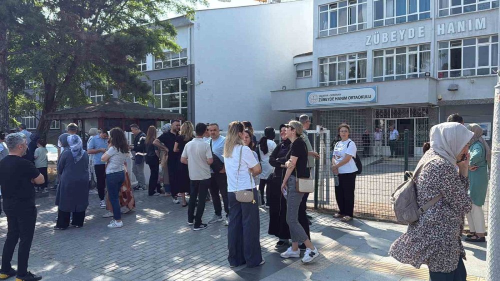Lgs’ye Girecek Olan Öğrenci Kimliğini Unuttu, Yardımına PolislerKoştu