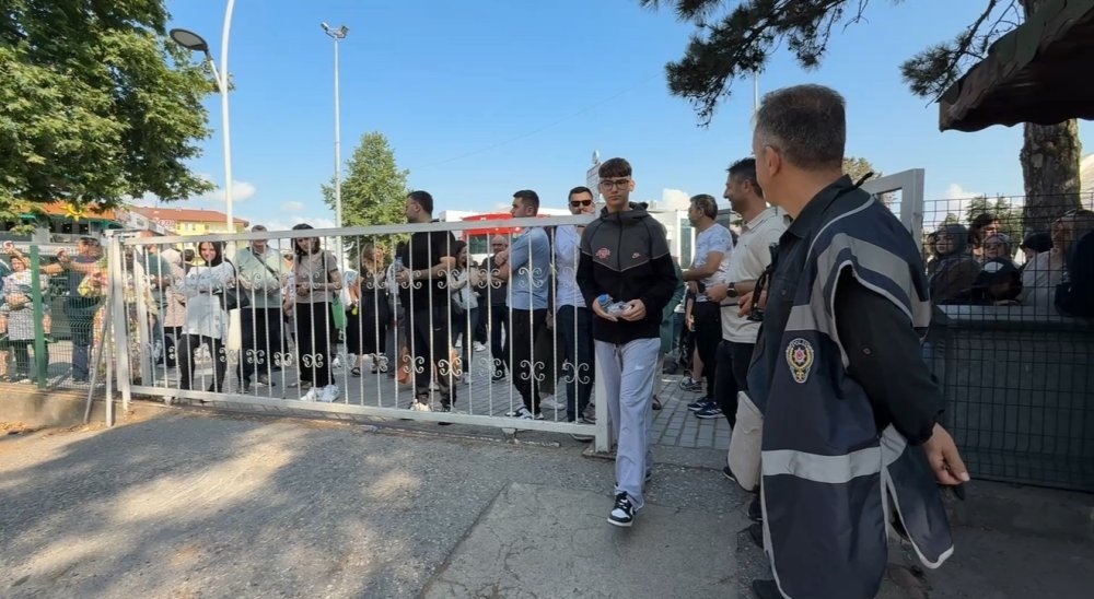 Lgs’ye Girecek Olan Öğrenci Kimliğini Unuttu, Yardımına PolislerKoştu