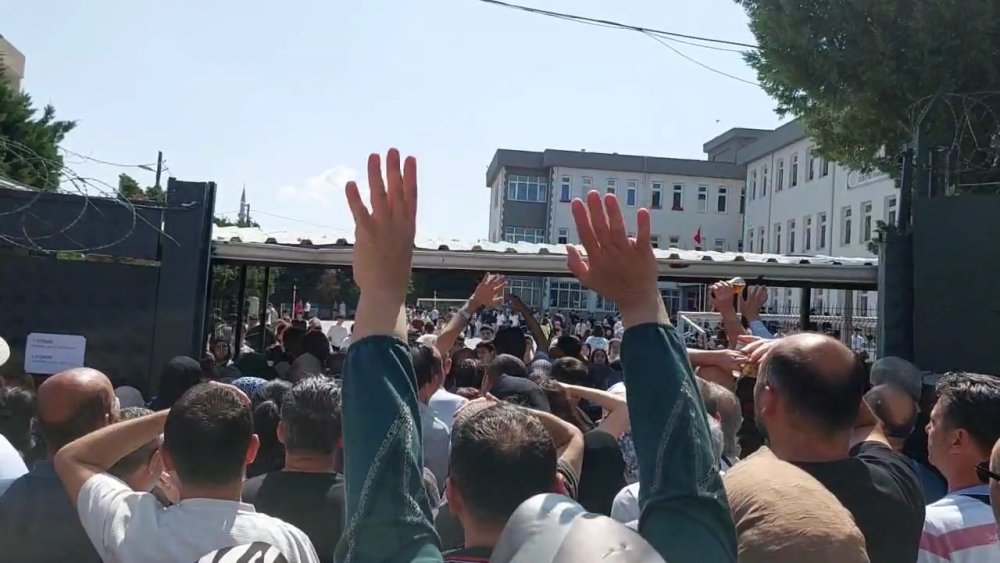 LGS'ye Giren Çocuklarını Görmek İçin Yarıştılar