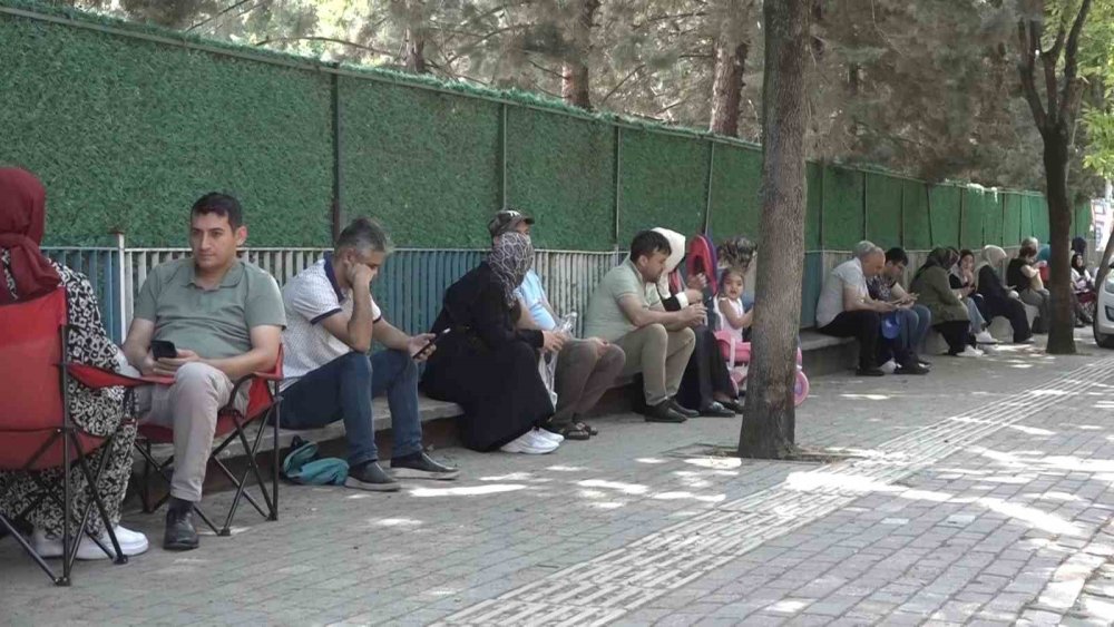 Öğrenciler İçeride, Aileleri Dışarıda Ter Döktü