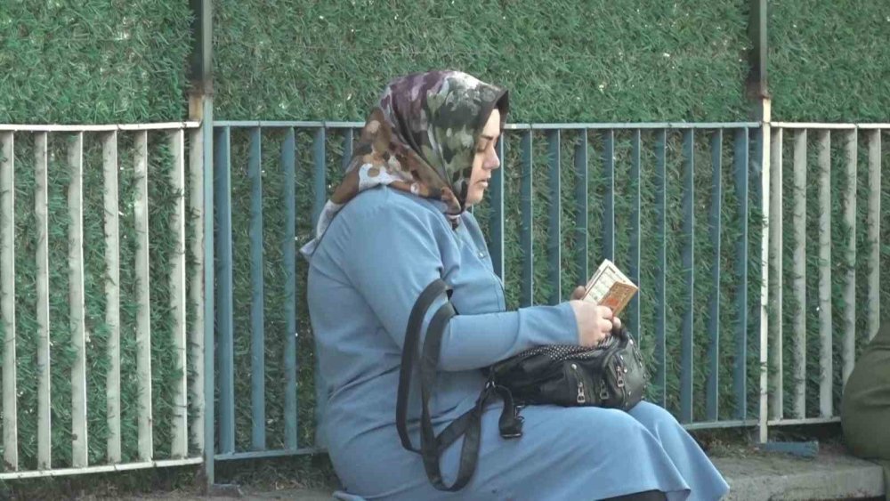 Öğrenciler İçeride, Aileleri Dışarıda Ter Döktü