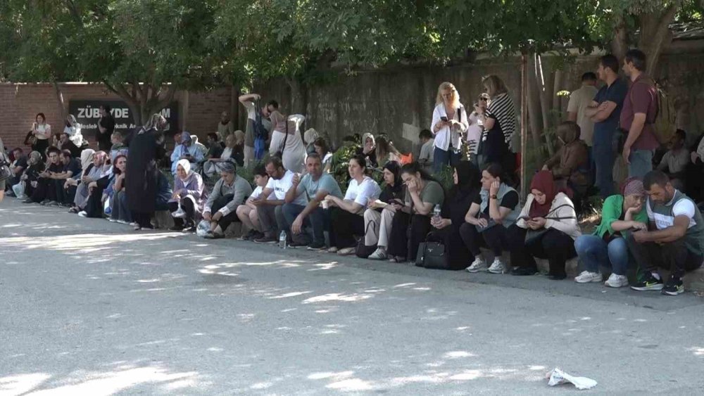 Öğrenciler İçeride, Aileleri Dışarıda Ter Döktü