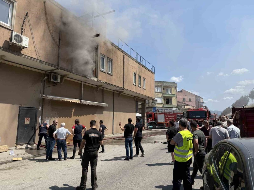 Sanayi Sitesindeki Çıkan Yangın Panik Oluşturdu