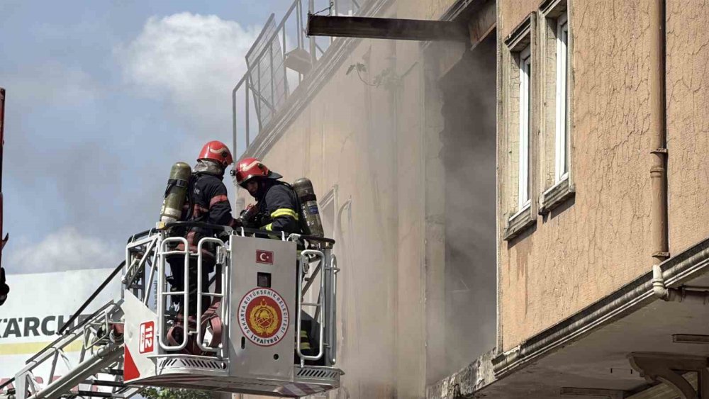 Sanayi Sitesindeki Çıkan Yangın Panik Oluşturdu