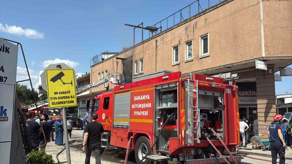 Sanayi Sitesindeki Çıkan Yangın Panik Oluşturdu