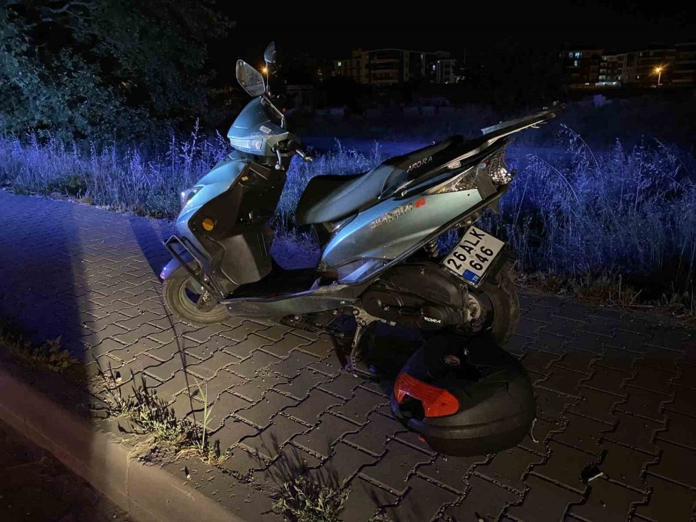 Bir Araç Motosiklete Çarpıp Kaçtı: 2 Yaralı