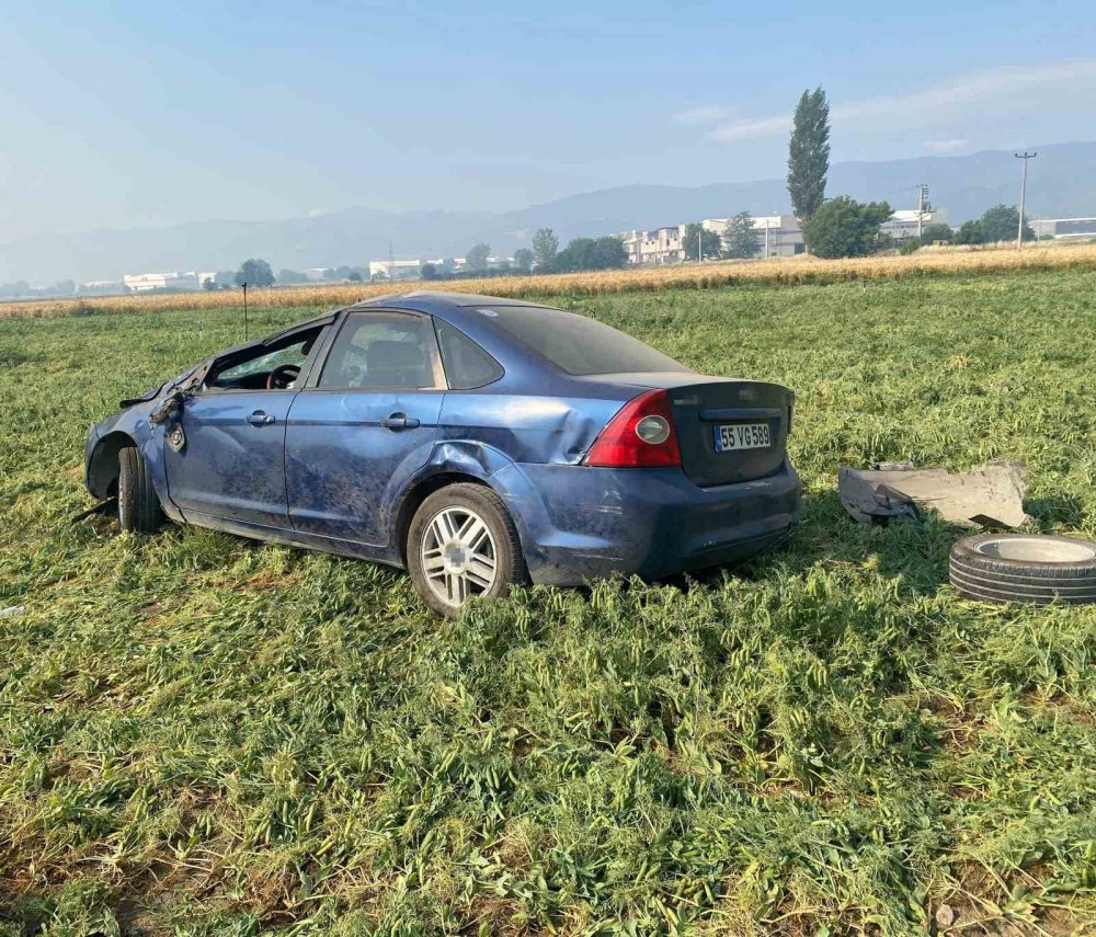 Kontrolden Çıkan Otomobil Tarlaya Uçtu