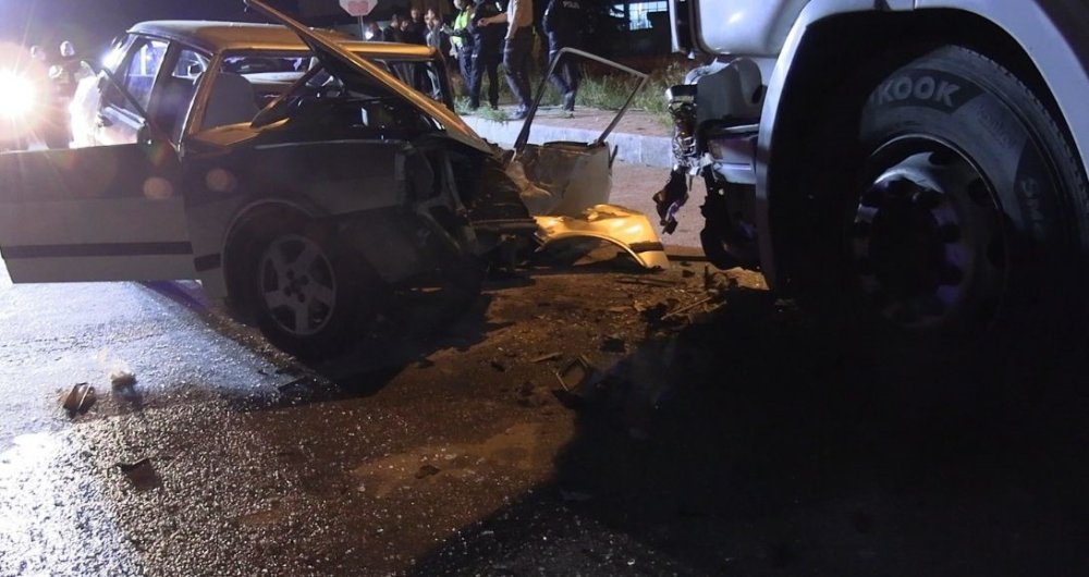 Park Halindeki Tıra Çarpan Otomobil Hurdaya Döndü: 1 Kişi Yaralandı