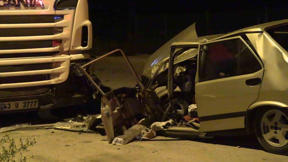 Park Halindeki Tıra Çarpan Otomobil Hurdaya Döndü: 1 Kişi Yaralandı