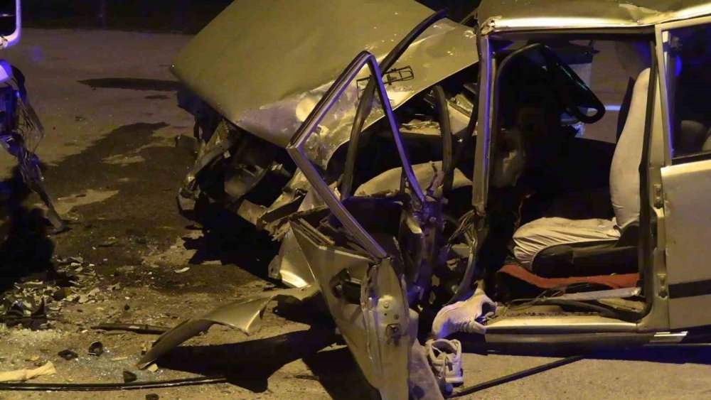 Park Halindeki Tıra Çarpan Otomobil Hurdaya Döndü: 1 Kişi Yaralandı