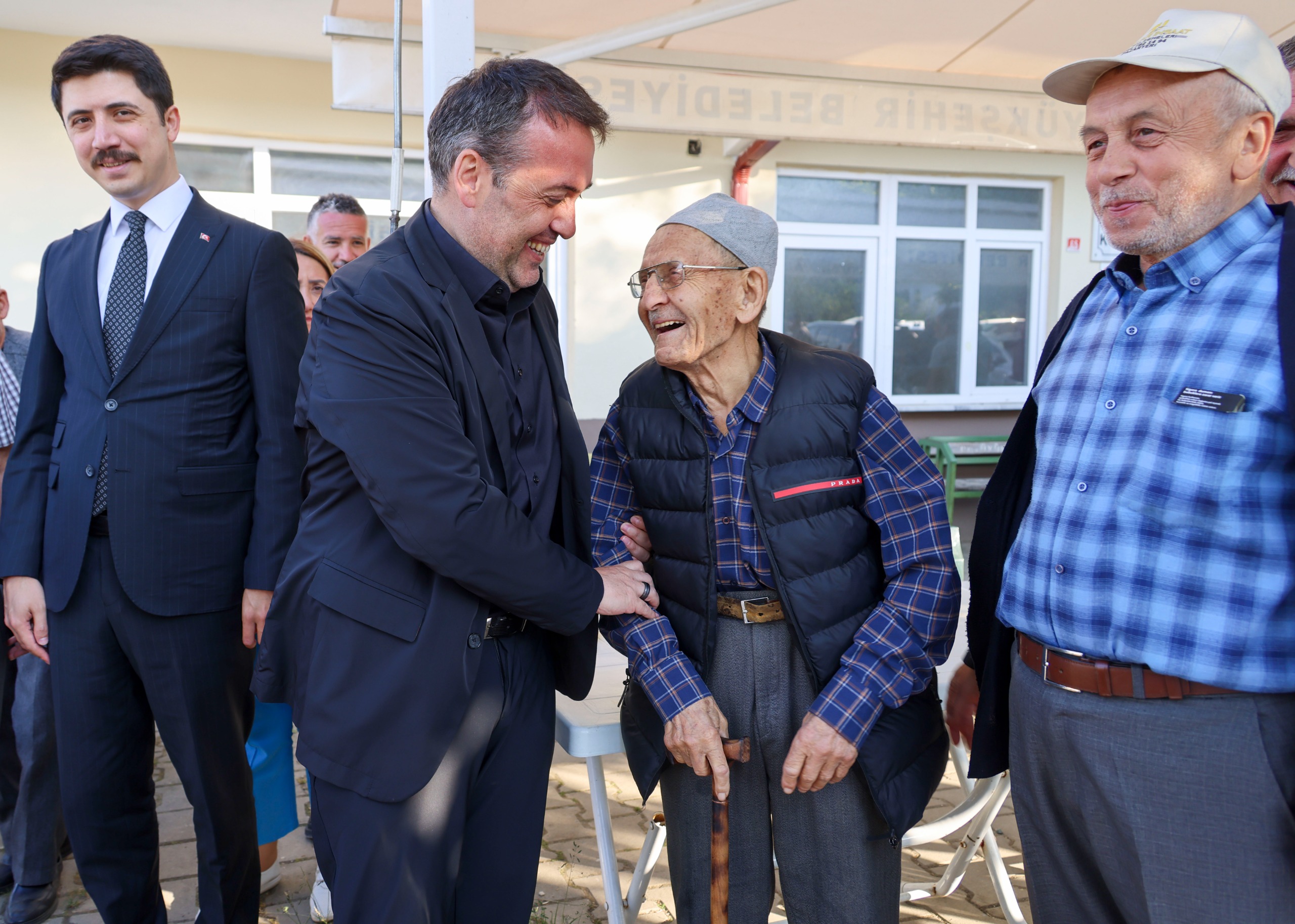 sezonun-ilk-asfalti-atildi-4.jpeg