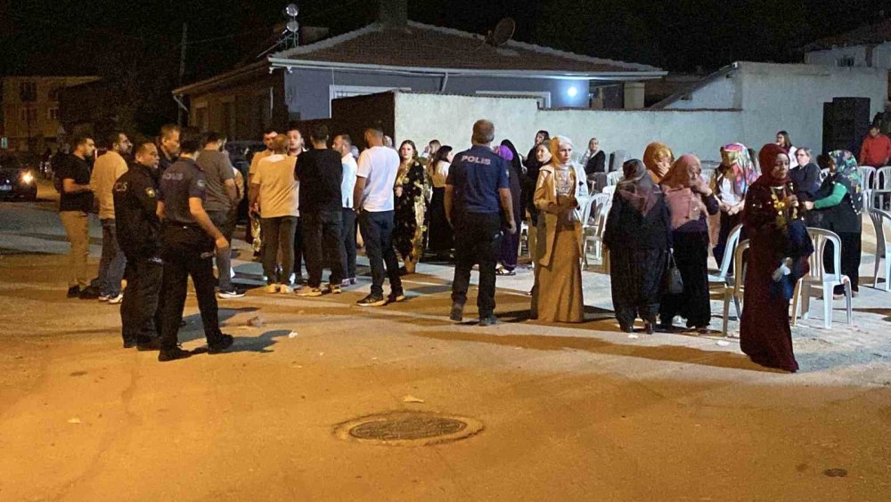Sokak Düğününde Göğsüne Yorgun Mermi İsabet Eden Kadın Yaralandı