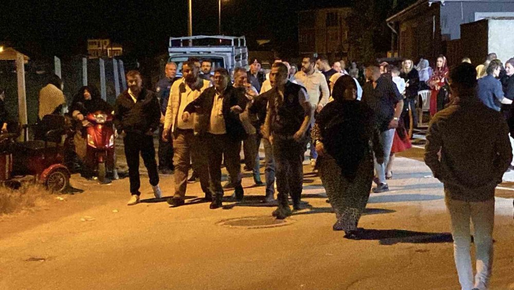 Sokak Düğününde Göğsüne Yorgun Mermi İsabet Eden Kadın Yaralandı