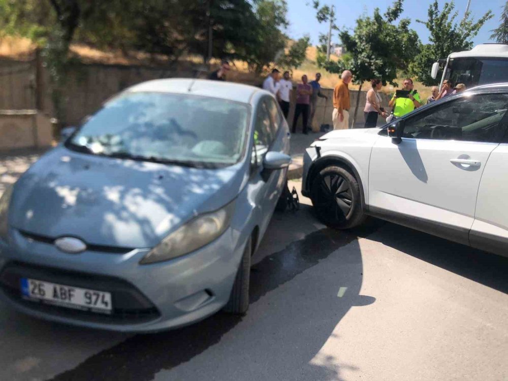 3 Araca Çarparak Durabilen Cipin Sürücüsü Yaralandı