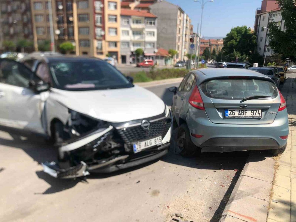3 Araca Çarparak Durabilen Cipin Sürücüsü Yaralandı