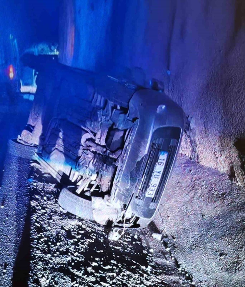 Kontrolden Çıkan Otomobil Devrildi